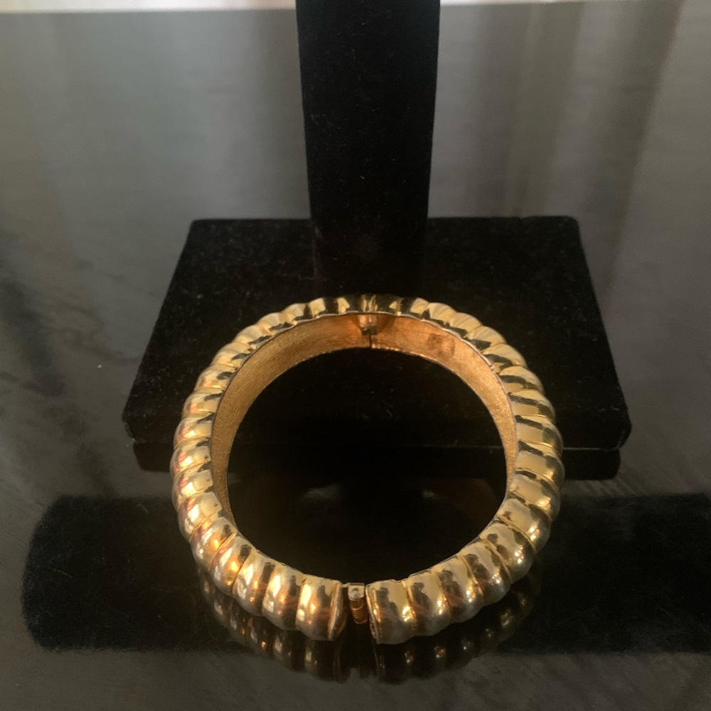 Vintage elegant Kenneth Jay Lane scalloped Gold tone hinged Textured Bracelet